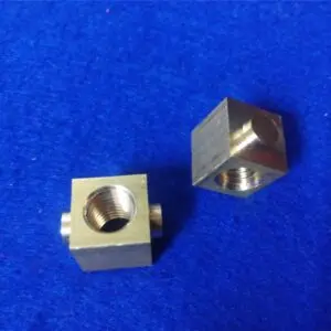 Piezas cuadradas de latón